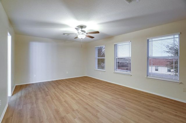 201 Creek Ledge DR, Hutto, TX 78634