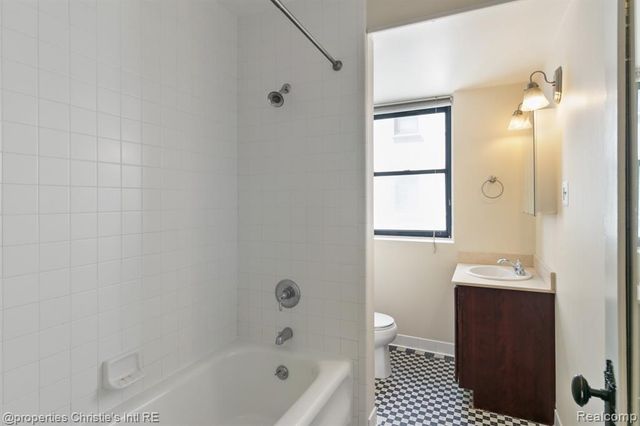 15 E Kirby Street 811, Detroit, MI 48202