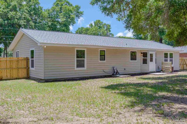 5141 Westport Dr, Milton, FL 32571