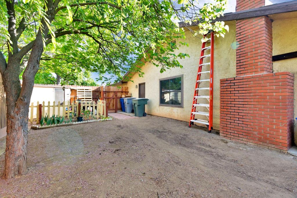 Image 26 of property listing at 778 W Polson Avenue, Clovis, CA 93612