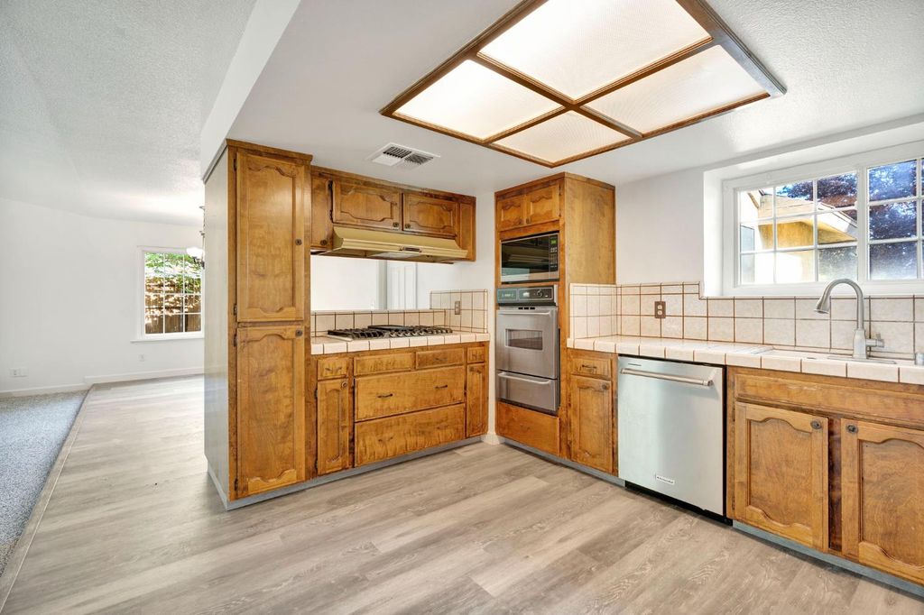 Image 8 of property listing at 778 W Polson Avenue, Clovis, CA 93612