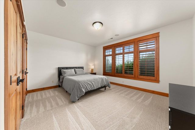 8924 E Clearview Ln, Spokane, WA 99217