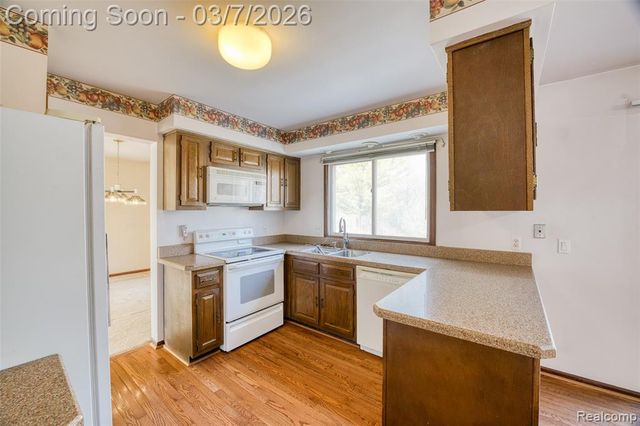 33120 Oak Hollow Street, Farmington, MI 48334