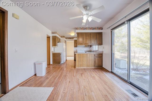 33120 Oak Hollow Street, Farmington, MI 48334