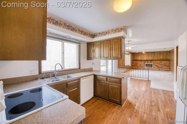 33120 Oak Hollow Street, Farmington, MI 48334