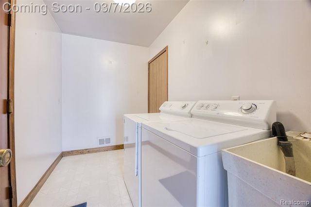 33120 Oak Hollow Street, Farmington, MI 48334