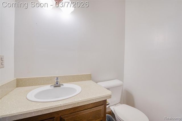 33120 Oak Hollow Street, Farmington, MI 48334