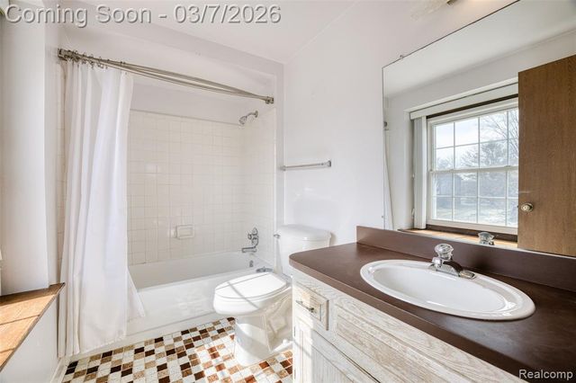 33120 Oak Hollow Street, Farmington, MI 48334