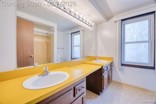 33120 Oak Hollow Street, Farmington, MI 48334