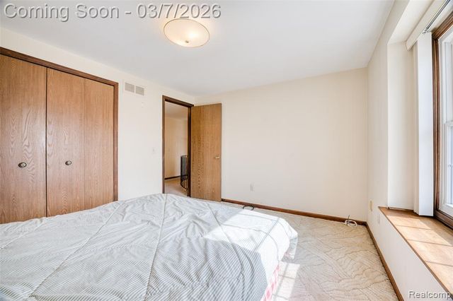 33120 Oak Hollow Street, Farmington, MI 48334