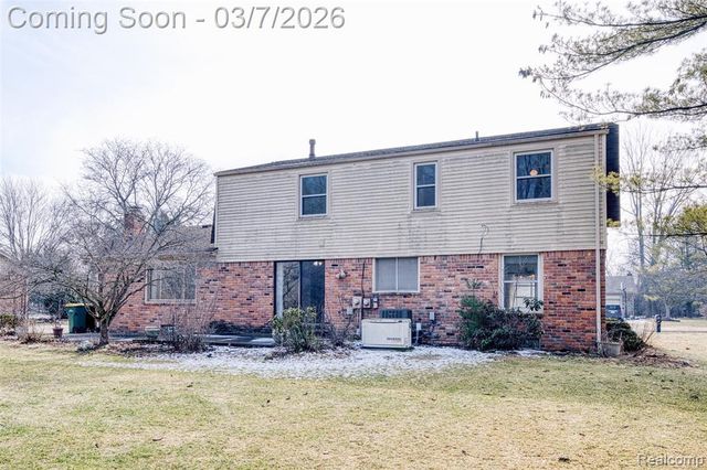 33120 Oak Hollow Street, Farmington, MI 48334