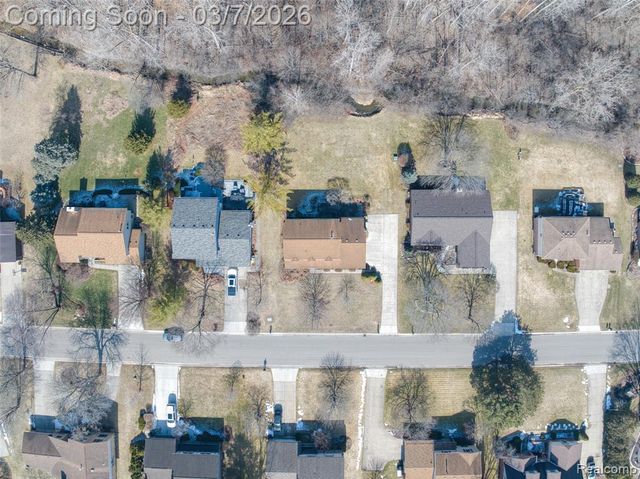 33120 Oak Hollow Street, Farmington, MI 48334