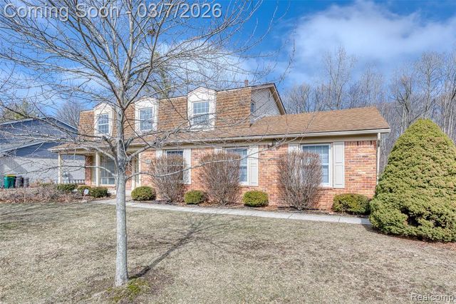 33120 Oak Hollow Street, Farmington, MI 48334