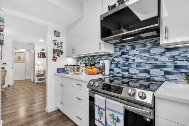 10 Colonial Club Drive 305, Boynton Beach, FL 33435