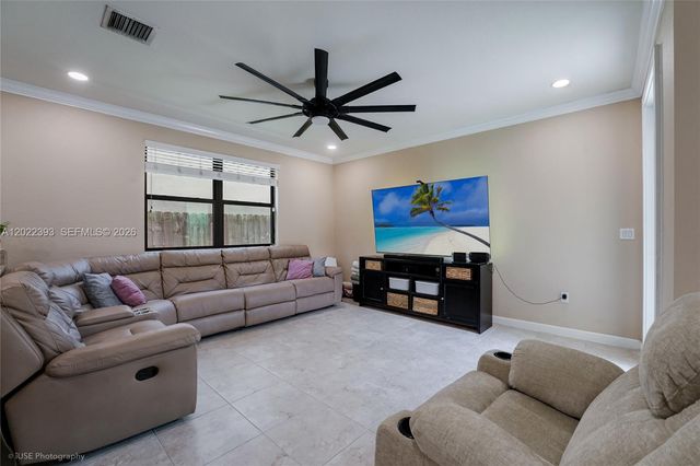589 W 34th Ter, Homestead, FL 33033