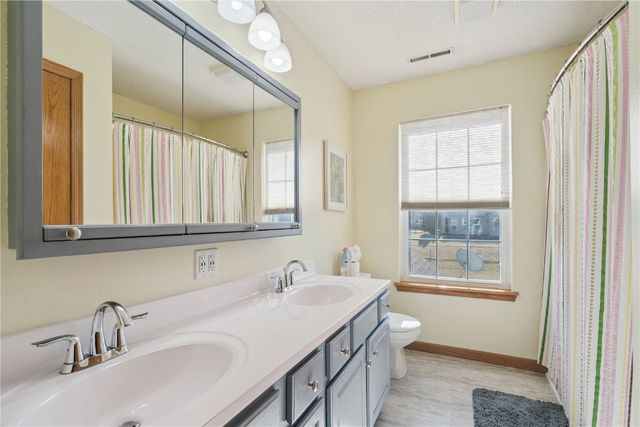 7013 Pleasant Ridge Drive SW, Cedar Rapids, IA 52404