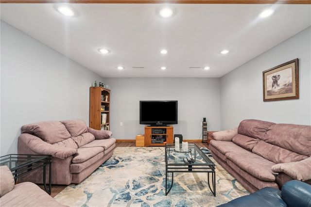 7013 Pleasant Ridge Drive SW, Cedar Rapids, IA 52404