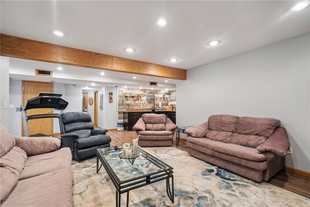 7013 Pleasant Ridge Drive SW, Cedar Rapids, IA 52404