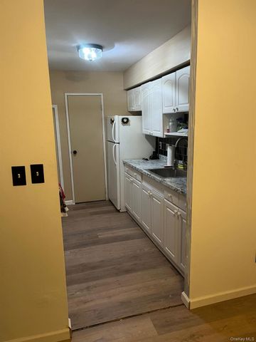 2 Williamsburg Court C, Ridge, NY 11961