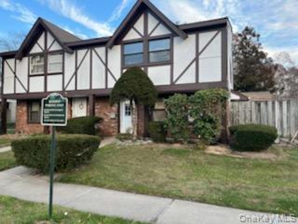 2 Williamsburg Court C, Ridge, NY 11961