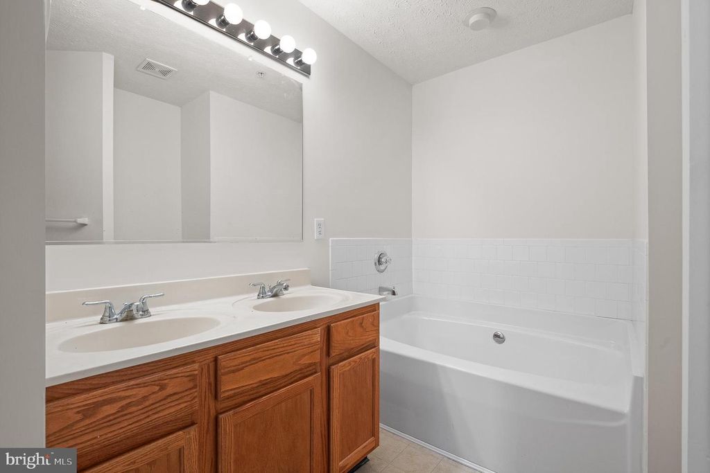Image 31 of property listing at 50-E HEARTHSTONE CT, Annapolis, MD 21403