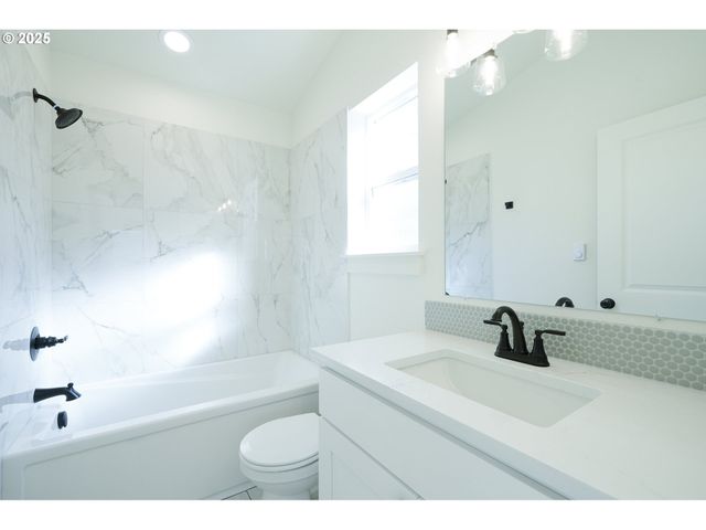 6539 Se WOODSTOCK Blvd, Portland, OR 97206