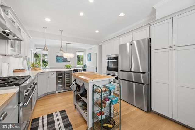 21 CRAVEN LN, Lawrence Township, NJ 08648