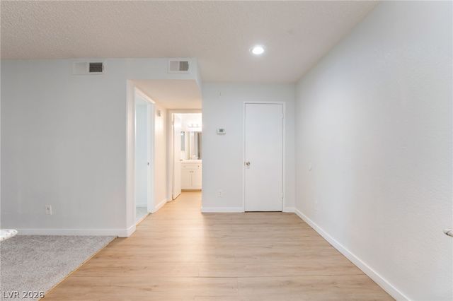 230 Mission Newport Lane 105, Las Vegas, NV 89107