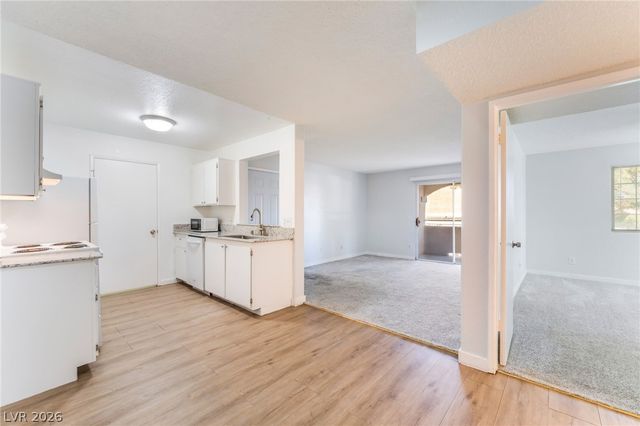 230 Mission Newport Lane 105, Las Vegas, NV 89107