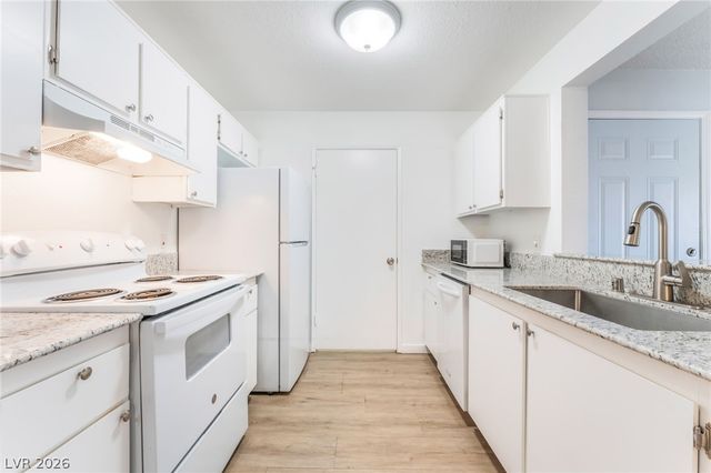 230 Mission Newport Lane 105, Las Vegas, NV 89107
