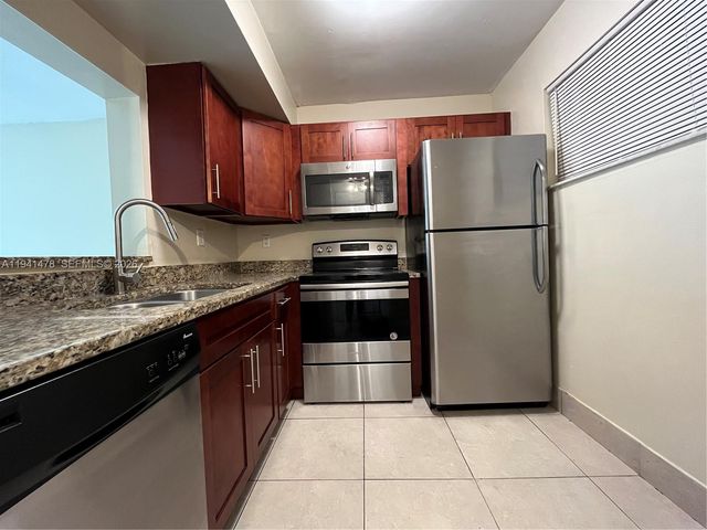 3700 NW 21st Street 304, Lauderdale Lakes, FL 33311