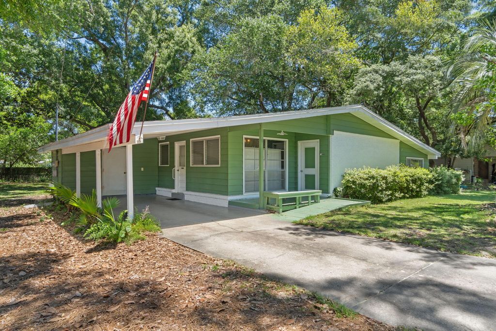 28 Magnolia Drive, Mary Esther, FL 32569