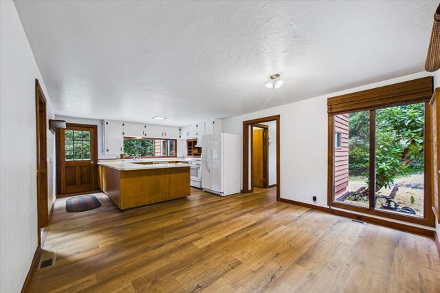 2320 Golf Course Road, Bayside South, CA 95524