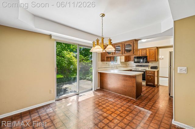 5950 Diamond Drive, Troy, MI 48085
