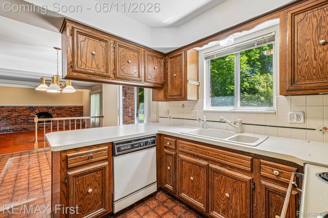 5950 Diamond Drive, Troy, MI 48085
