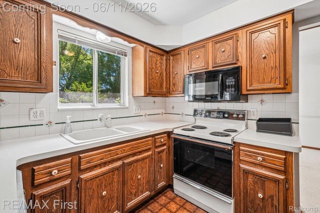 5950 Diamond Drive, Troy, MI 48085