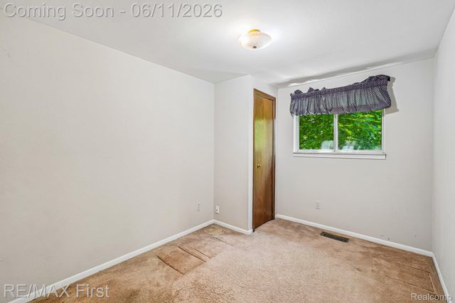 5950 Diamond Drive, Troy, MI 48085