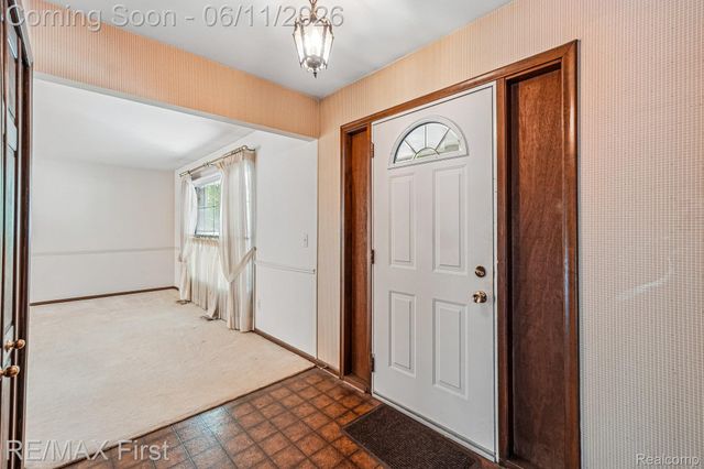 5950 Diamond Drive, Troy, MI 48085