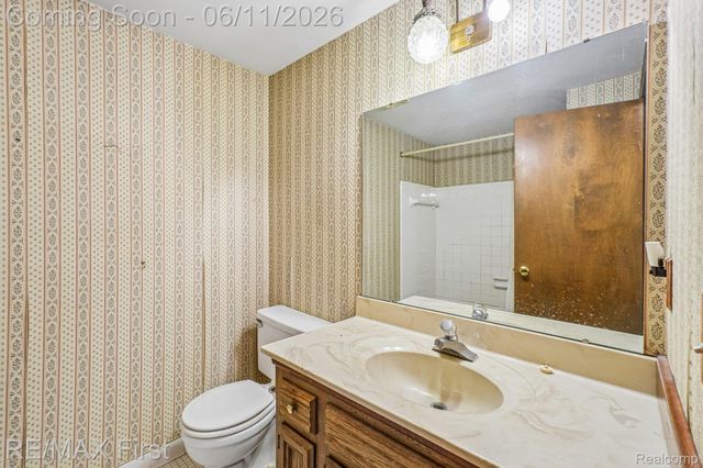 5950 Diamond Drive, Troy, MI 48085