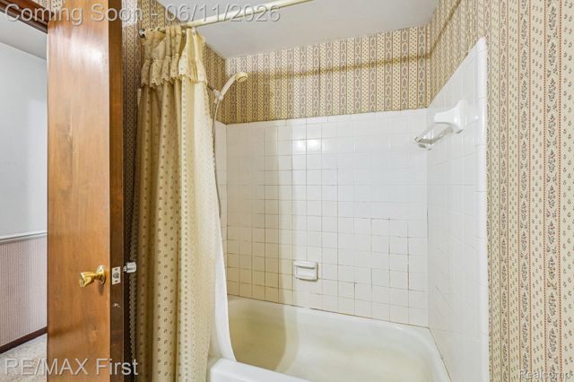 5950 Diamond Drive, Troy, MI 48085