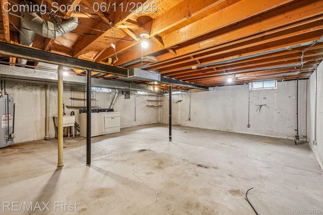 5950 Diamond Drive, Troy, MI 48085
