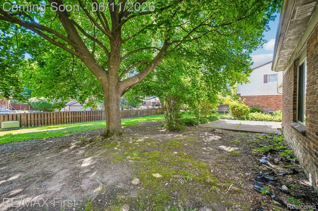 5950 Diamond Drive, Troy, MI 48085