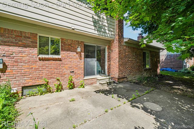 5950 Diamond Drive, Troy, MI 48085
