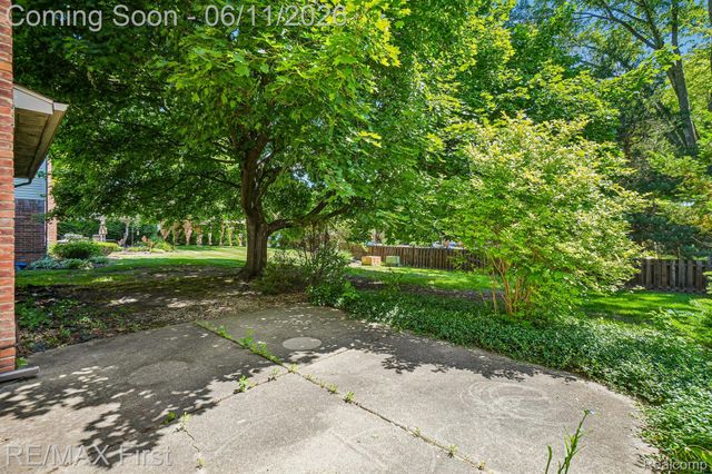 5950 Diamond Drive, Troy, MI 48085