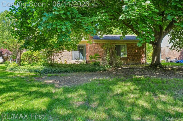 5950 Diamond Drive, Troy, MI 48085