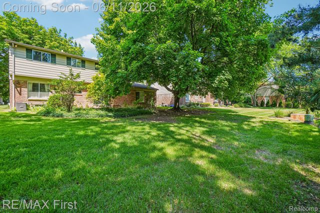 5950 Diamond Drive, Troy, MI 48085