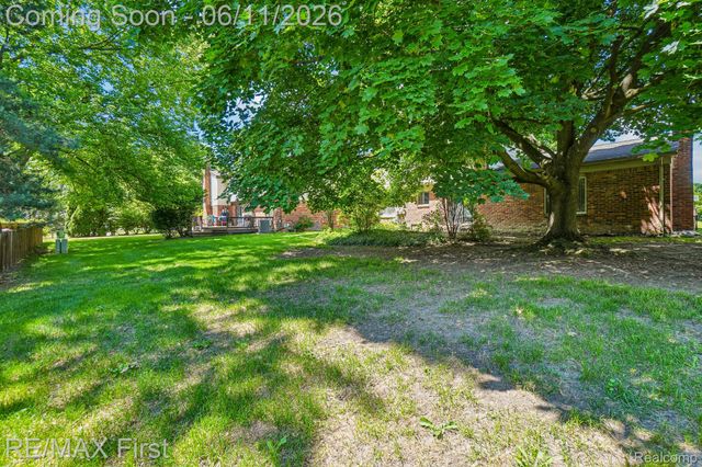 5950 Diamond Drive, Troy, MI 48085