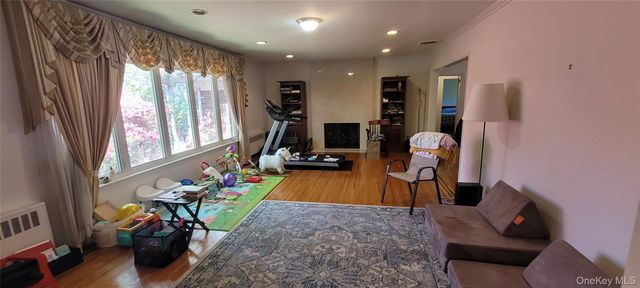 15 Somerset Drive S, Great Neck, NY 11020