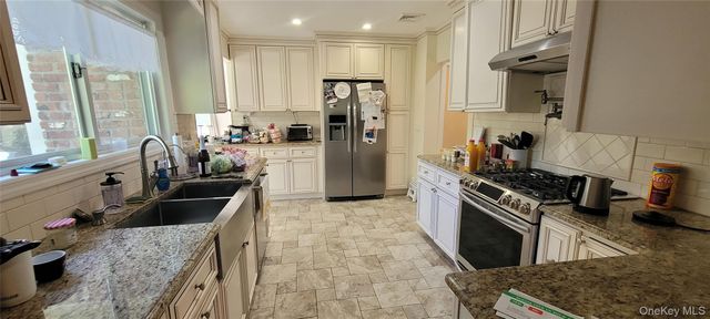 15 Somerset Drive S, Great Neck, NY 11020