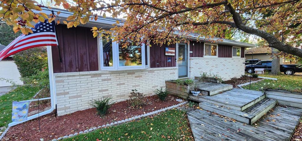 W277 Madison AVENUE, Oconomowoc, WI 53066